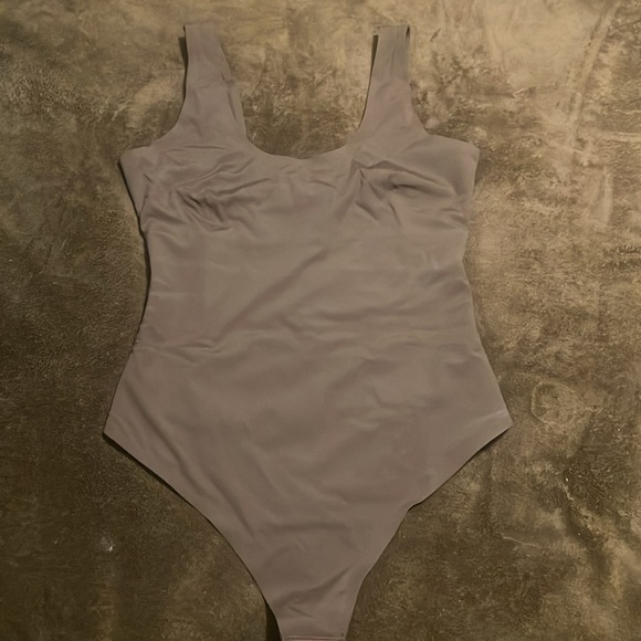 Scoop Tank Hourglass Shapewear Thong Bodysuit - Picture 2 of 4